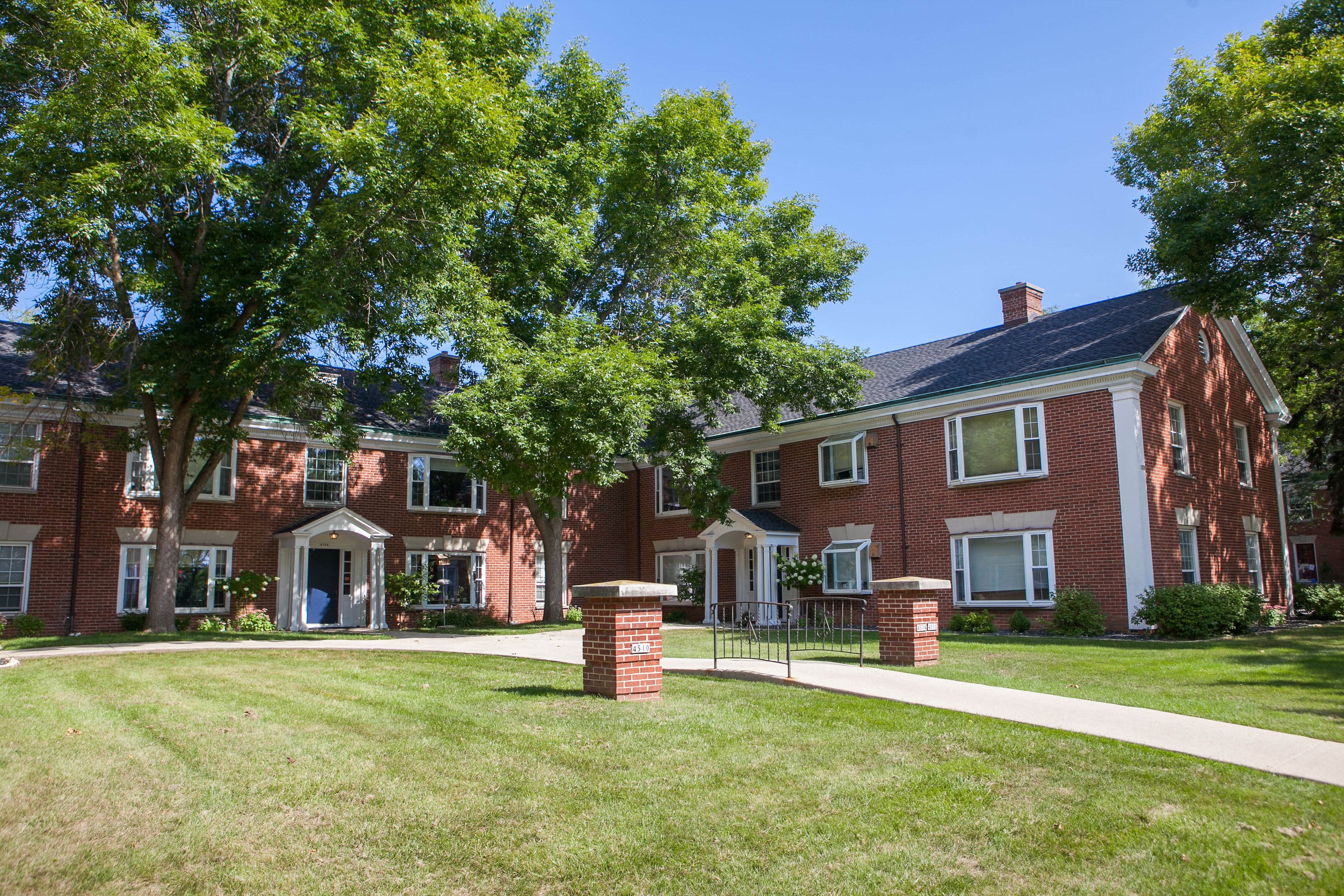 Colonial Court Exterior